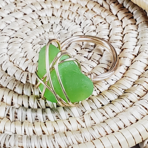 Genuine seaglass ring. Gold tone & green glass - Picture 8 of 9